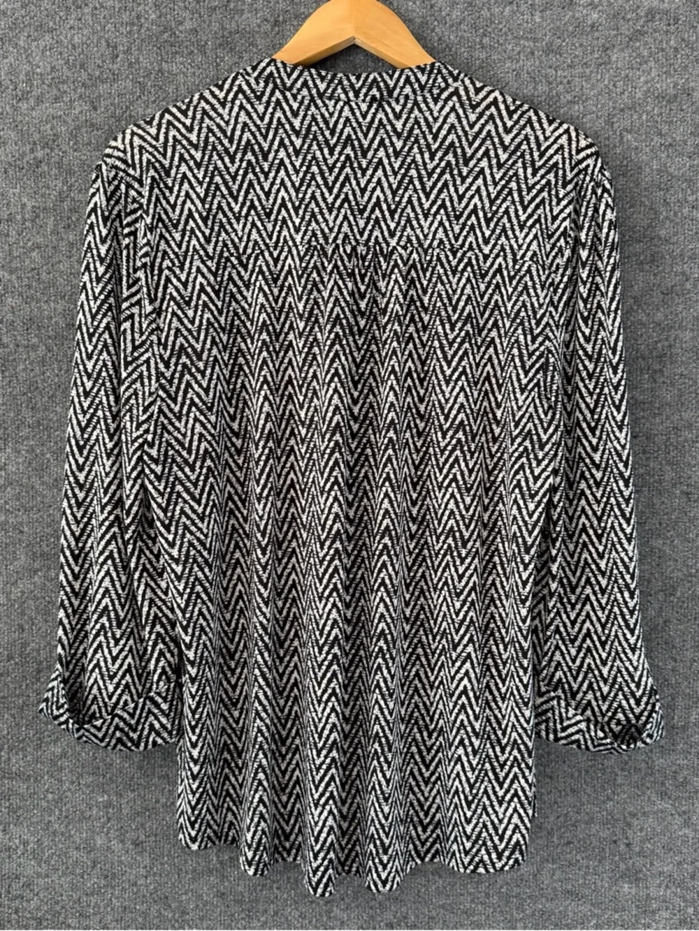 Cocomo Womens Chevron Print Top Size XL Black Gray Office Casual Stretch - Picture 2 of 8